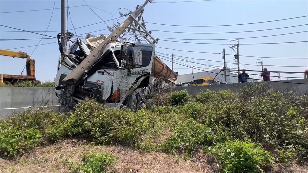 疑未注意路況釀禍!大甲砂石車撞台電工程車 釀1死3傷造成1095戶停電