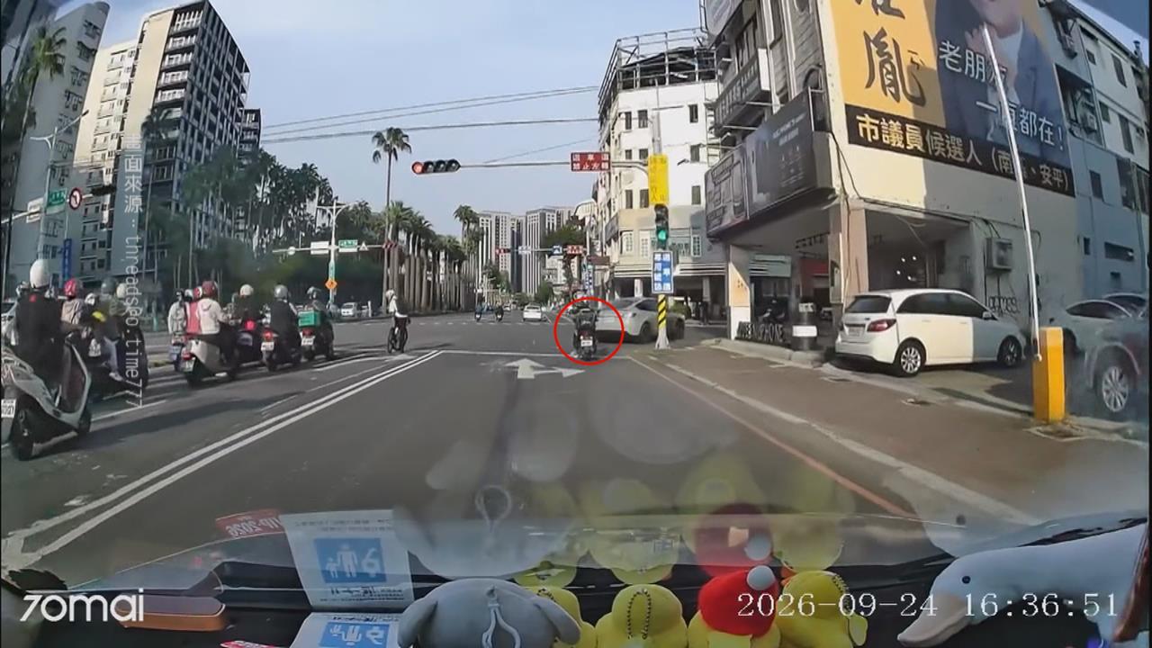 違規不滿被按喇叭！外送員怒丟寶特瓶　雙方街頭追逐