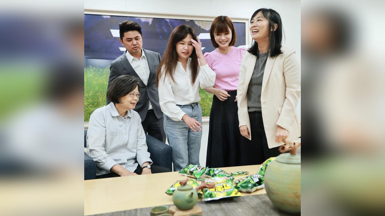 蔡英文不認4/1愚人節　喊是「國際香菜日」　被新北市議員們「香菜攻擊」