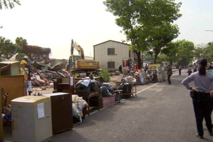 高雄市政府拆除拉瓦克部落 老翁爬上屋頂抵抗