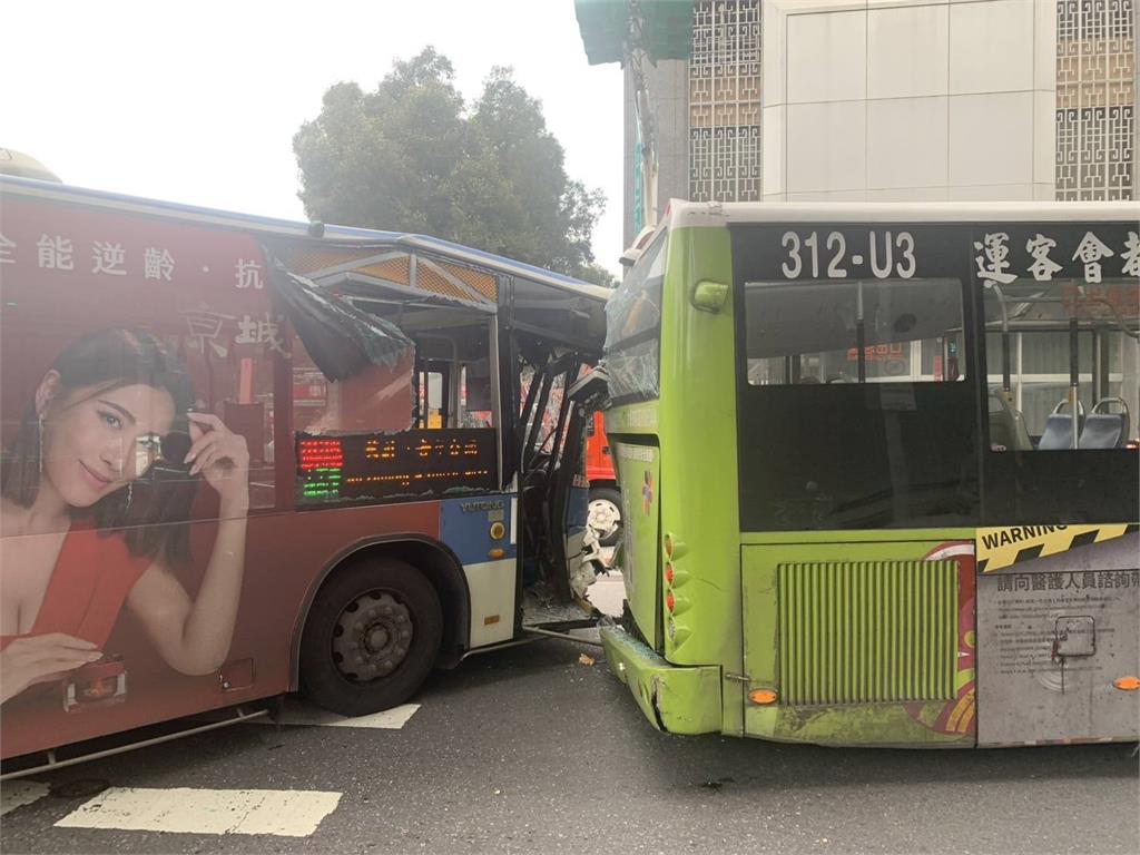 快新聞／嚇！北市喜來登飯店前嚴重車禍　女行人捲入車底送醫不治