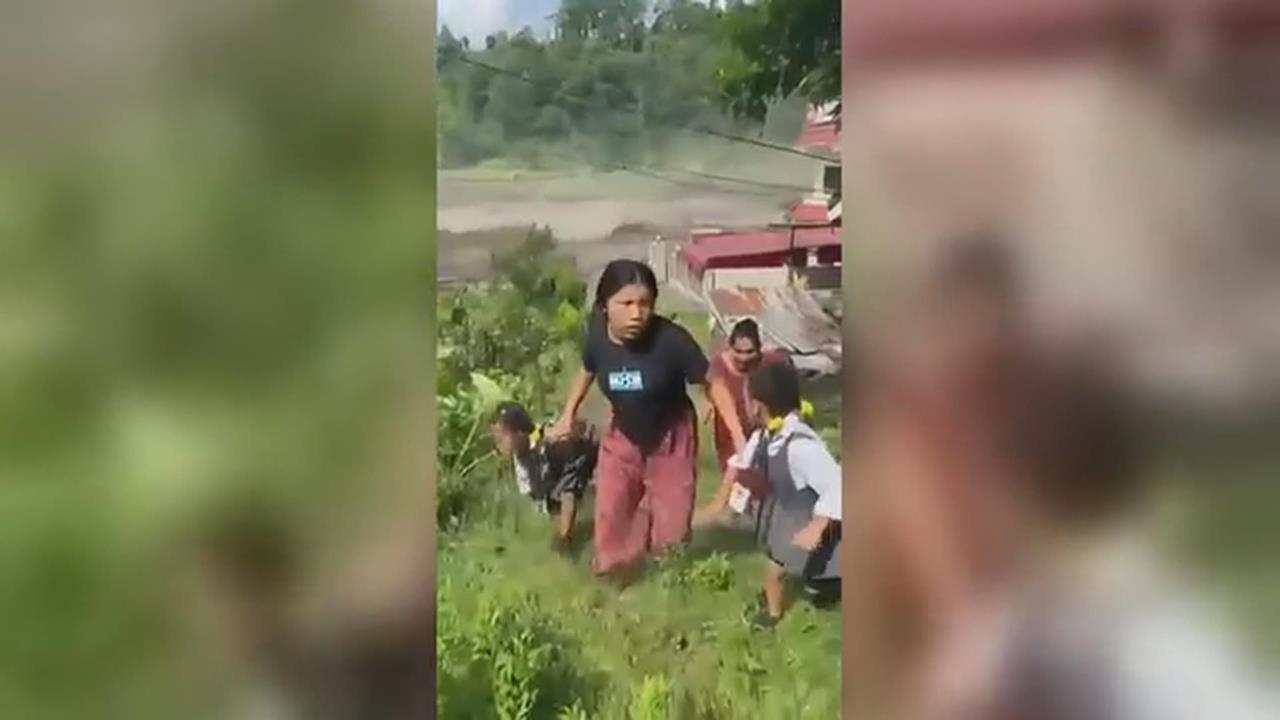 悚！尼泊爾山洪最新畫面曝光　母牽兩兒狂奔上山、下秒土流傾瀉