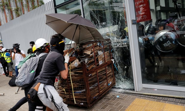 反送中／香港七一遊行爆衝突！示威者衝撞立法會玻璃門 警方已上膛