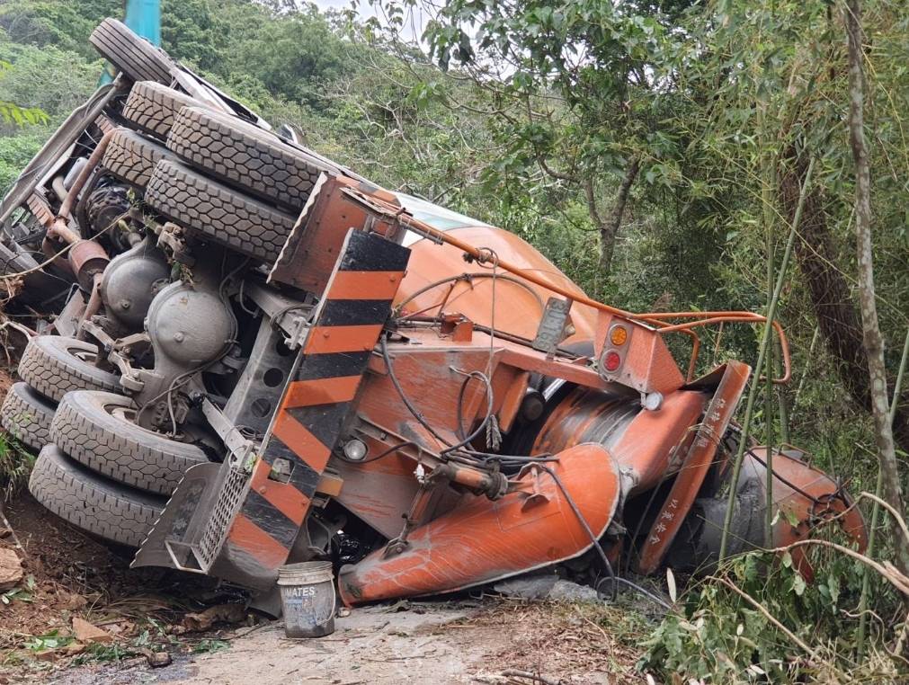 快新聞／台東水泥預拌車施工突翻覆躺路上！　駕駛骨折、擦挫傷送醫