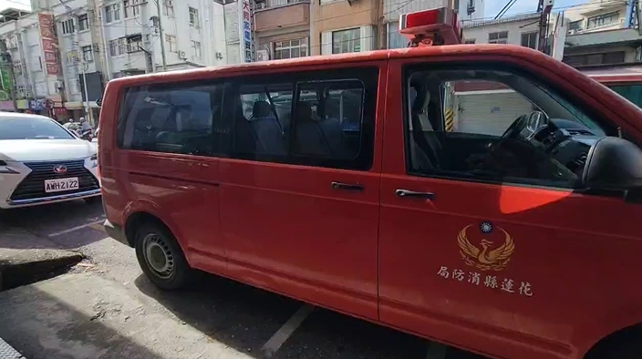 快新聞/今晨地牛狂翻身!花蓮民宅電梯因撞擊變形 民眾受困警消急救援