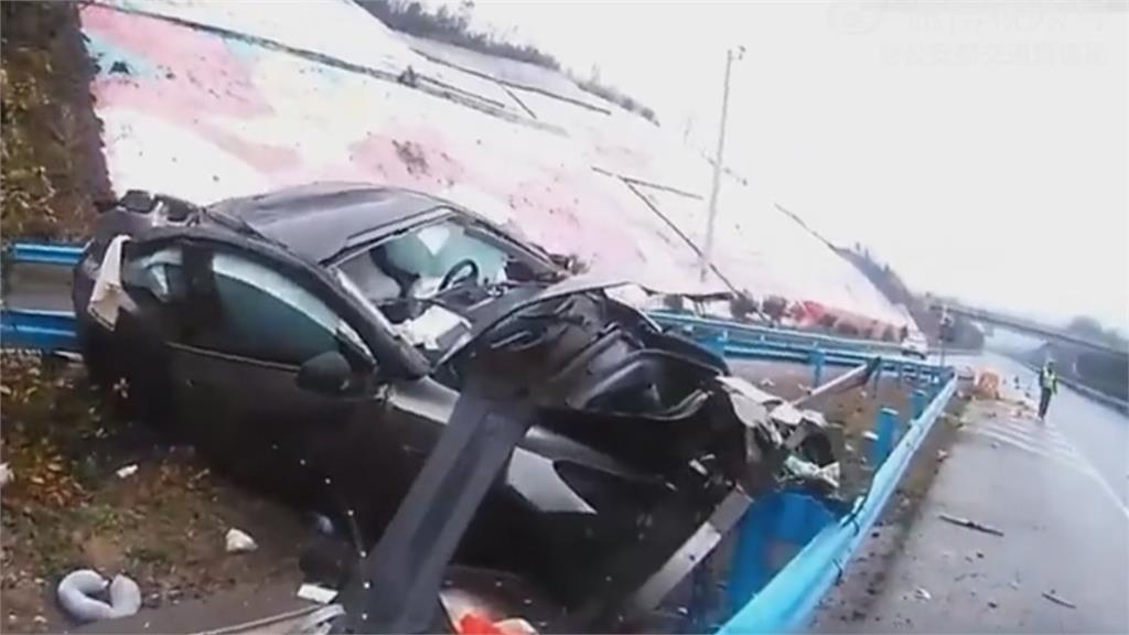 湖北特斯拉高速衝撞護欄　騰空翻兩圈落地畫面曝光