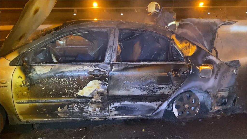 開一半車尾冒煙自救逃出!國一火燒車 駕駛:疑輾到東西