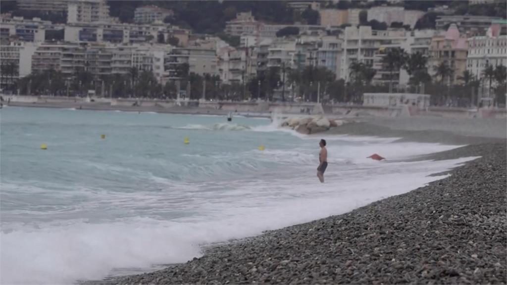 只能游泳不能日光浴！法國尼斯海灘開放 遊客抱怨連連