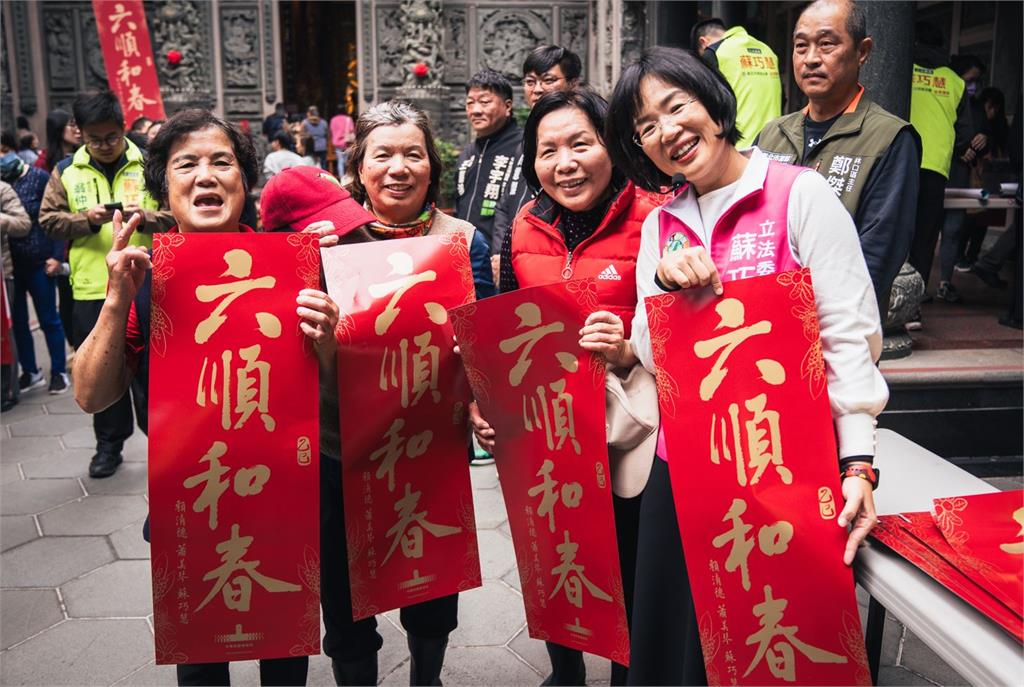 快新聞／總統聯名春聯夯！蘇巧慧竹林山觀音寺發放　半小時內千份被搶光