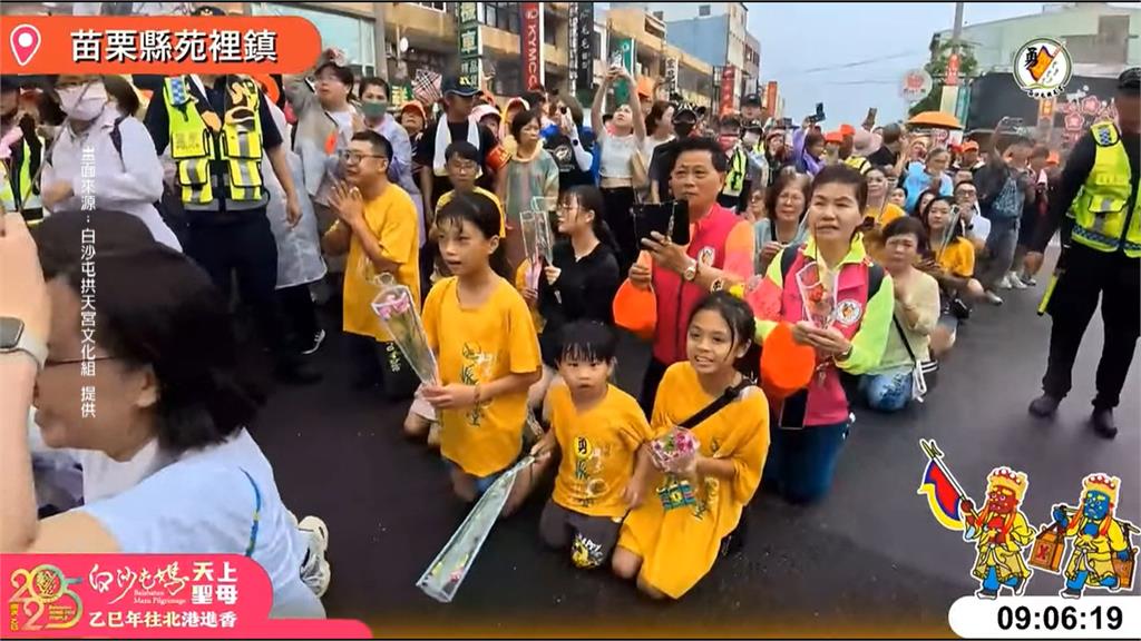 信徒持康乃馨跪地喊「媽祖母親節快樂」　粉紅超跑聞聲停駕超市