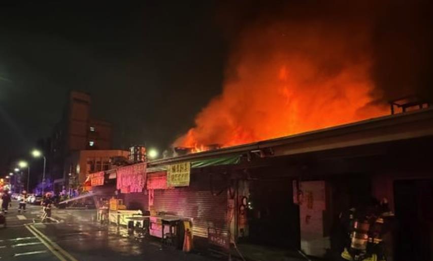快新聞／台中第五市場暗夜大火　火光蔓延黑夜「10間店舖遭燒毀」