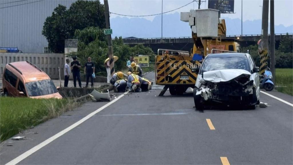 彰化芬園鄉路口2車對撞　1車撞斷電桿「倒栽蔥」墜田