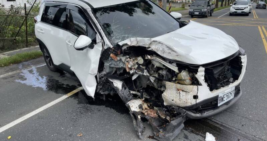 宜蘭休旅車自撞路樹「車頭全毀」　5人受傷送醫