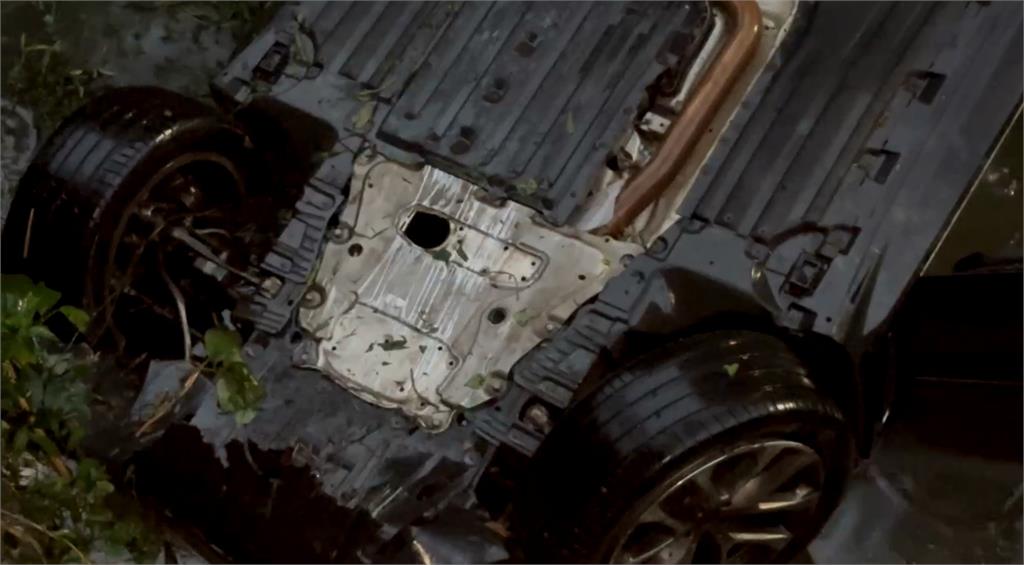 新北萬里死亡車禍　汽車墜落大排水溝1死1傷