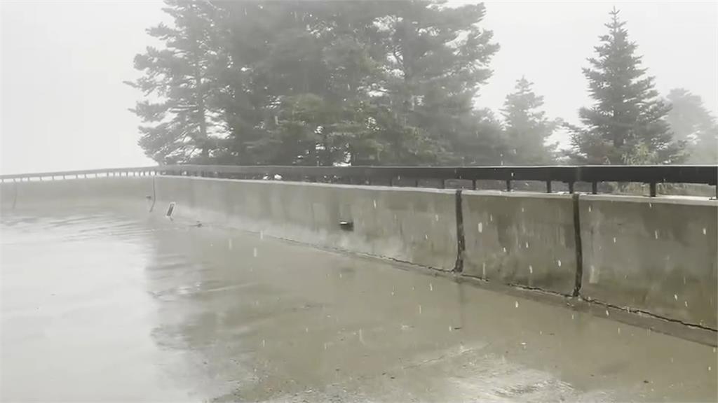 入秋第一場初雪 雪山主峰山頭一片雪白