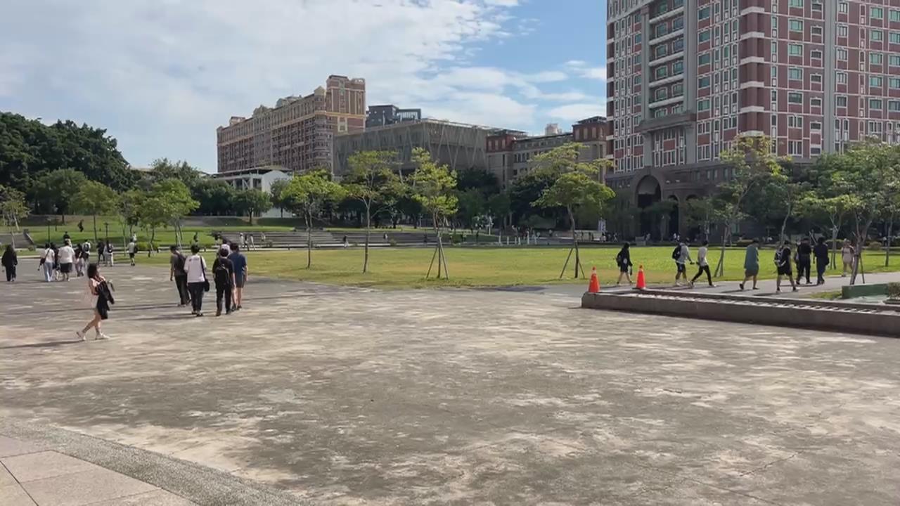 學生上課遲到遭鎖門外 被老師當眾辱"卑劣東西"?