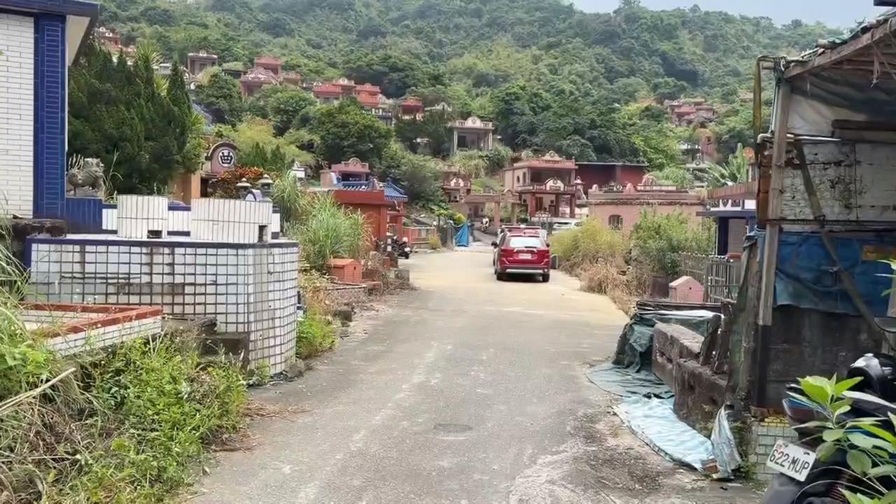 7旬男公墓工作「沒燈回不了家」受困一夜　加派消防人力+空拍機找到人