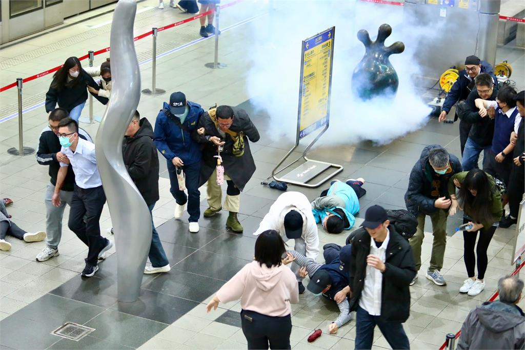 北捷展開「高強度危安演練」　月台丟汽油彈、歹徒持長刀攻擊民眾