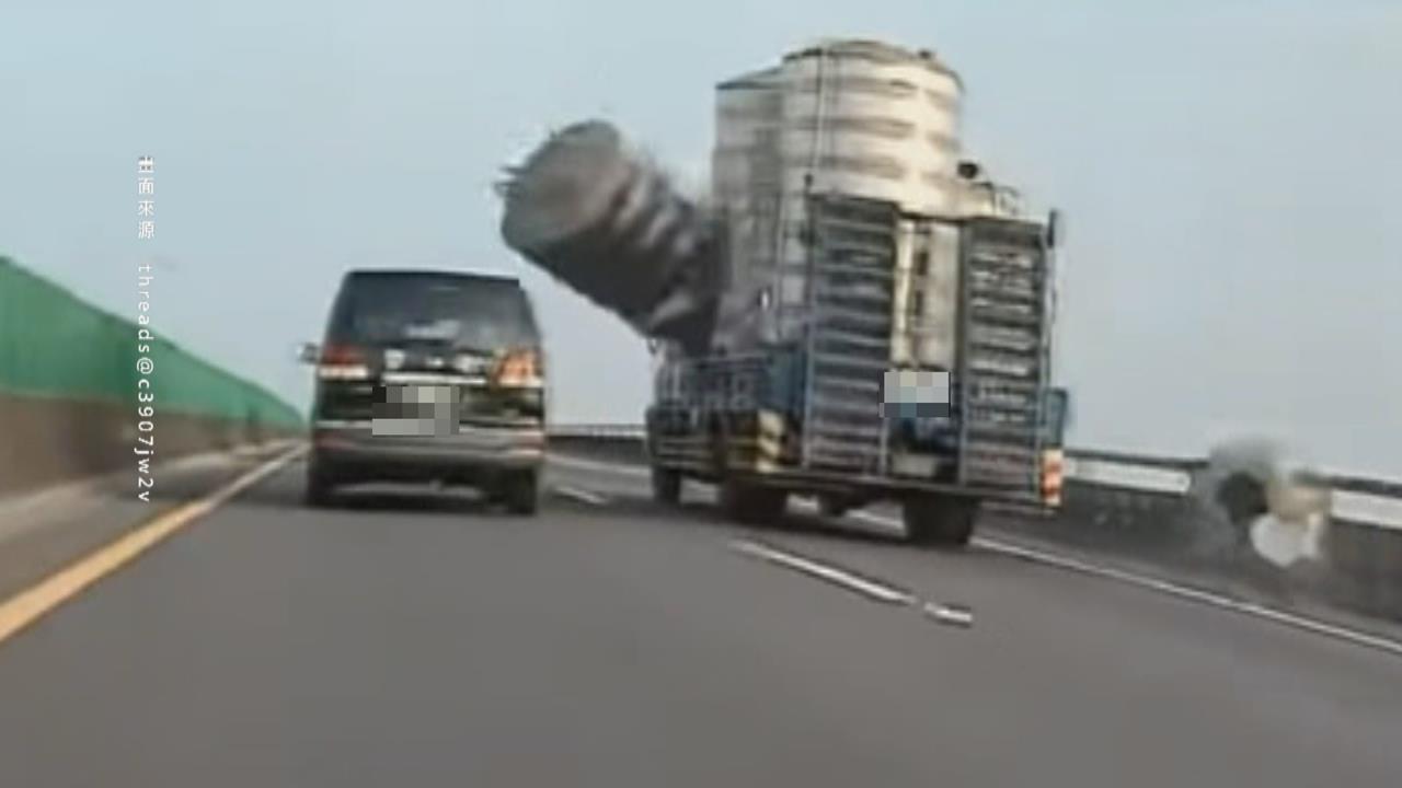 台88貨車掉落大水塔沿路滾　後車急煞仍被波及幸無傷
