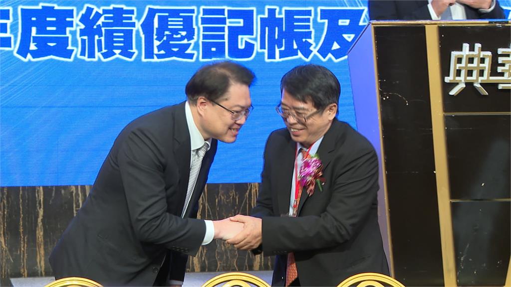 記帳報稅代理人公會捐贈復康巴士　新任理事長由李木欣接任