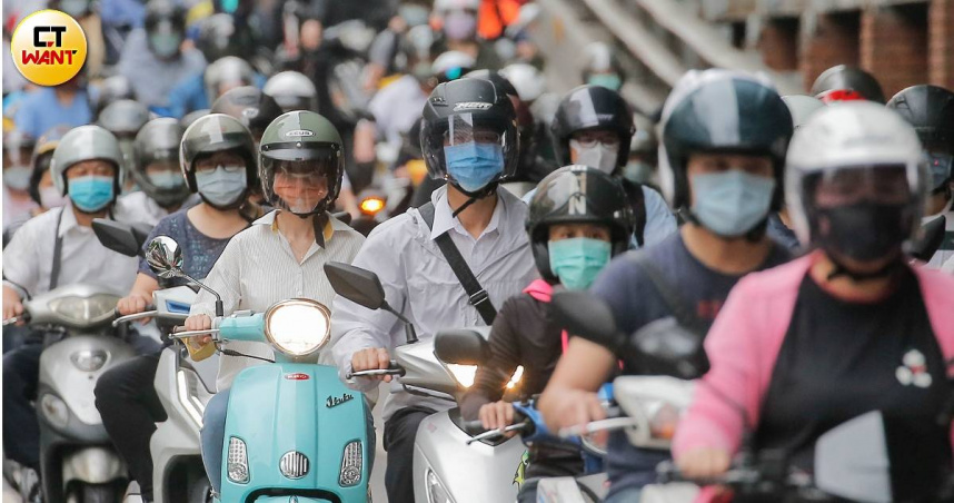 等99秒紅燈「用手機回訊息」！　鄰車提醒「有警察」險噴1000元
