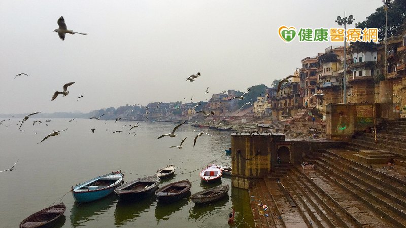 印度恆河漂浮近百具浮屍　疫情持續惡化鄰國憂心