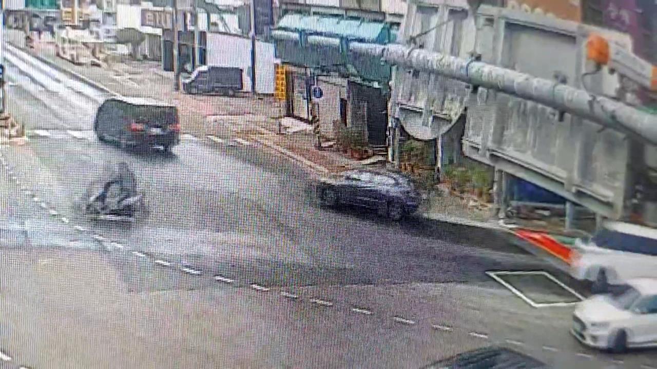 貨車"液鹼"沿路洩漏！　14名騎士打滑慘摔　熱心民眾趕緊幫指揮交通