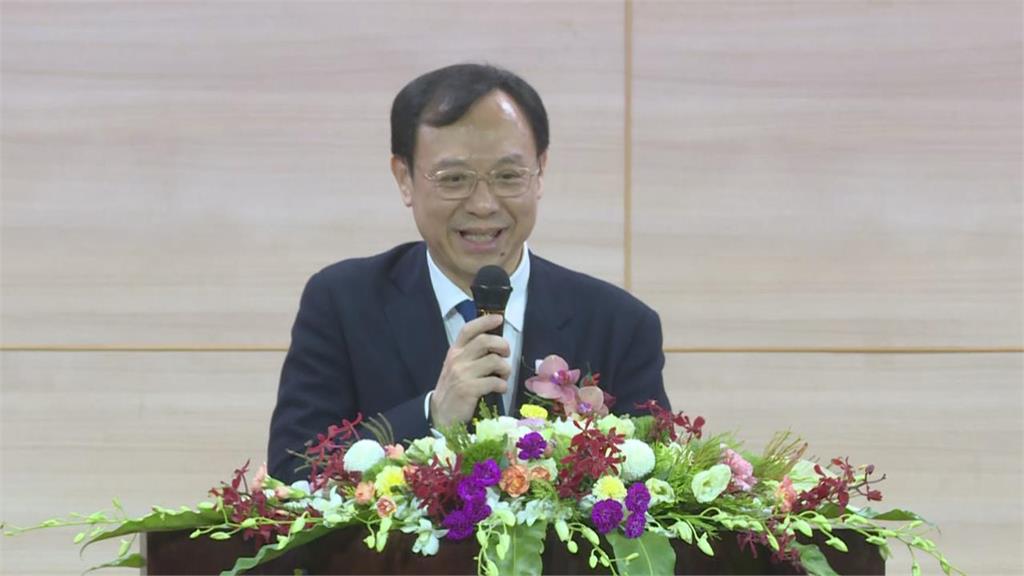 快新聞/衛福部長交接!邱泰源提醒要唸稿 石崇良很快破功:我脫稿一下好了