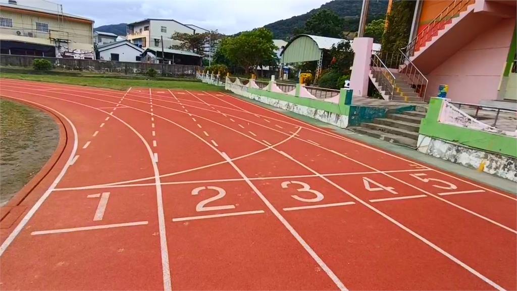 台東大王國小PU跑道操場遭煙火燒毀　校方調監視器尋兇手
