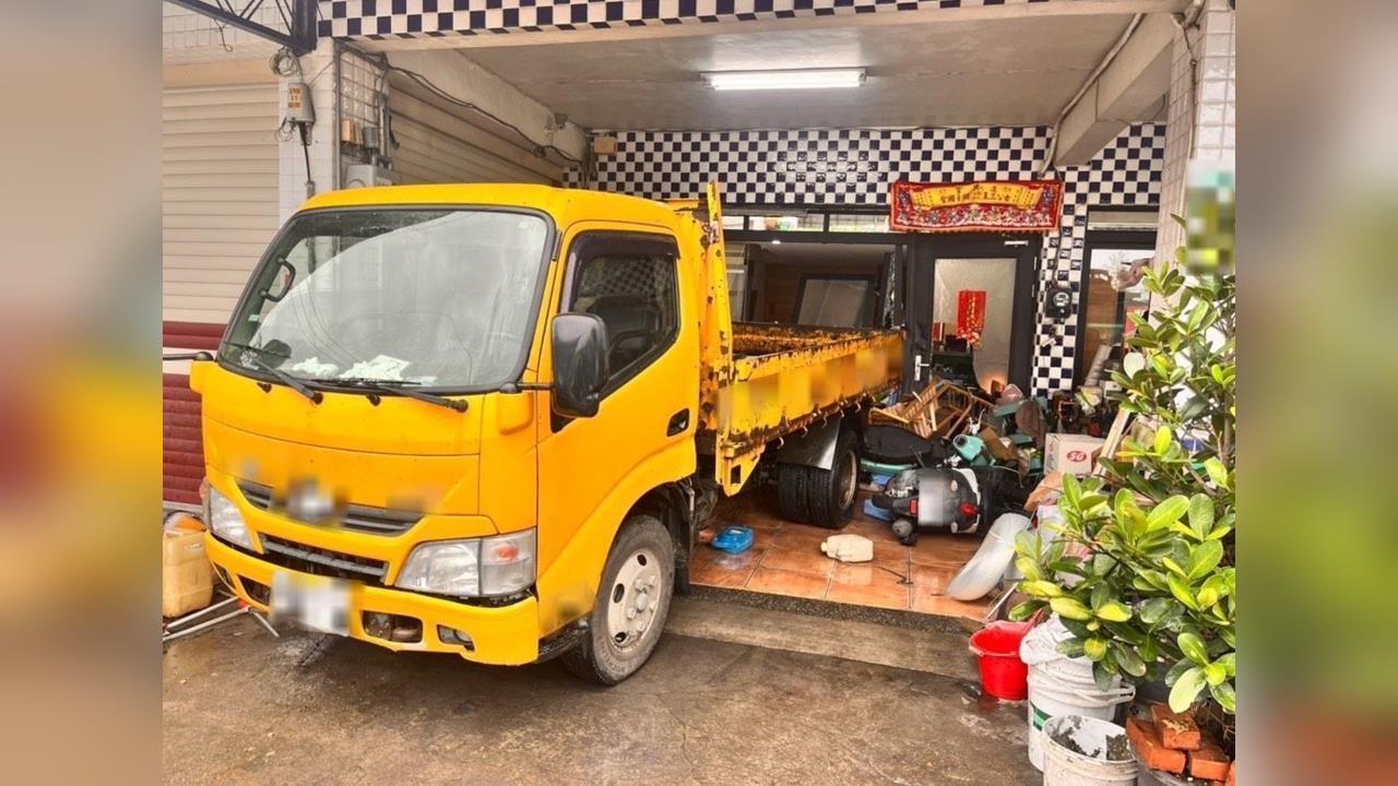 宜蘭男子開工程車「三撞園藝店」 疑搶標糾紛嫌落跑嗆「會來放火」