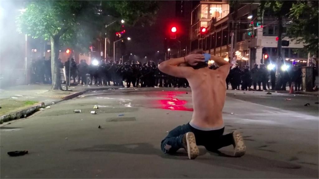 反歧視示威升溫！西雅圖群眾架傘陣對抗警察催淚彈