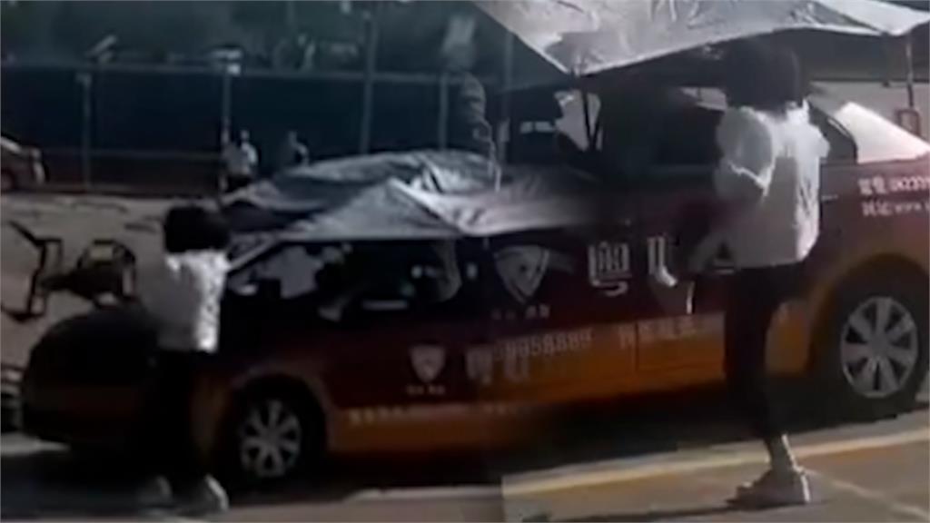 駕訓班練到崩潰？中國女「板凳怒砸」教練車　叫囂：報警又如何