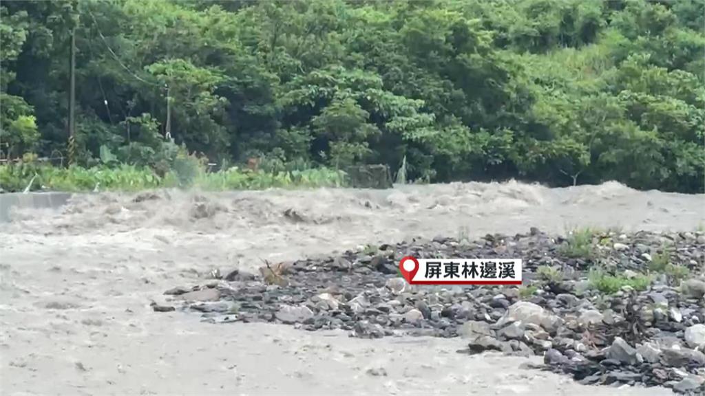 屏東山區大雨襲！　道路土石坍方遭掩埋　林邊溪暴漲