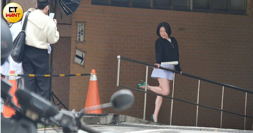 小姐回熙娣1／獨家直擊！小S低調復工《不熙娣》首日畫面曝光　大秀性感長腿宣告回歸主持