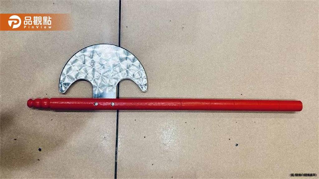 板橋男車上玩「月斧」！路人嚇壞急報警