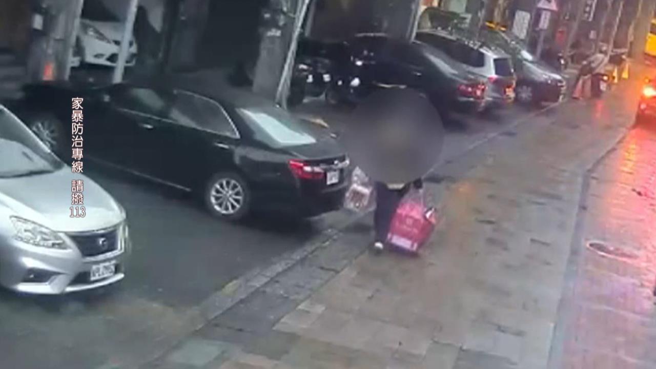 喝醉性情大變! 當街毆打20歲同性配偶長達近10分鐘