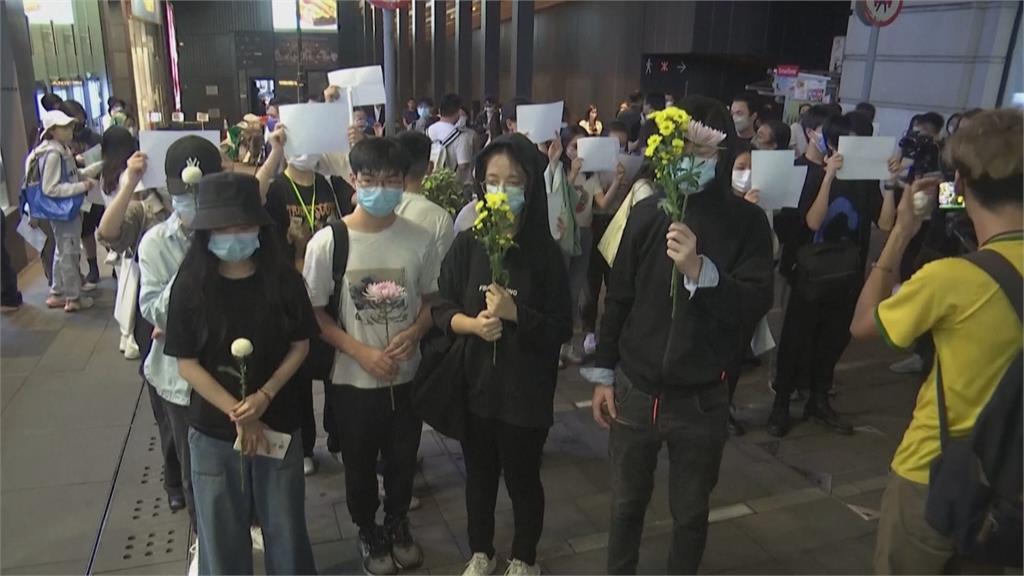 中國「白紙運動」　燒進香港　「王婆婆」遭不明男子奪傘重摔倒地