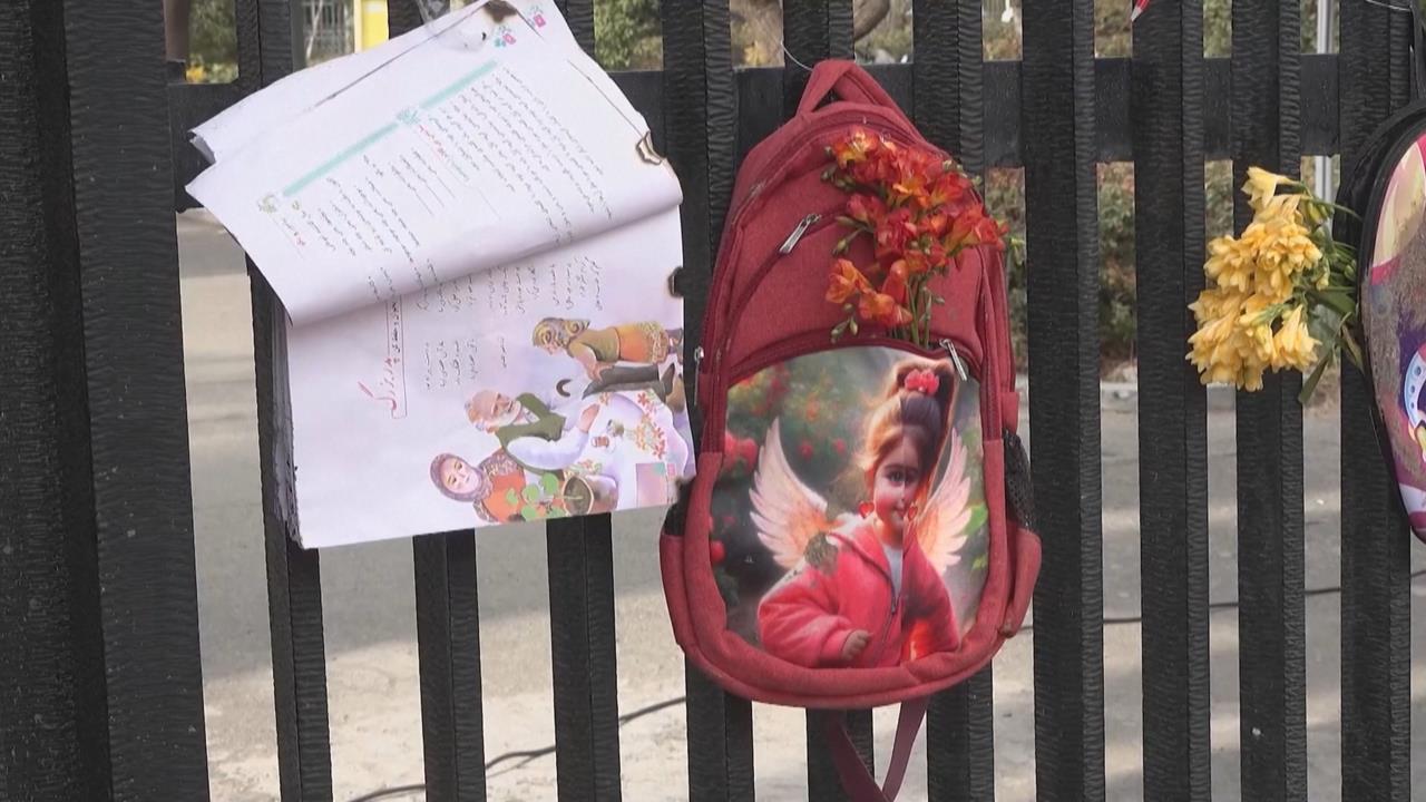 伊朗女校挨轟釀165童亡引眾怒　德黑蘭大學掛書包悼念