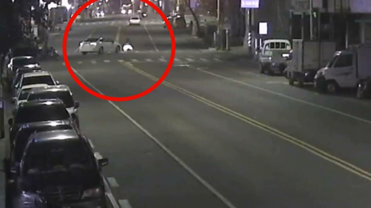 疑汽車左彎視線死角釀車禍 高雄女過馬路被撞血流不止