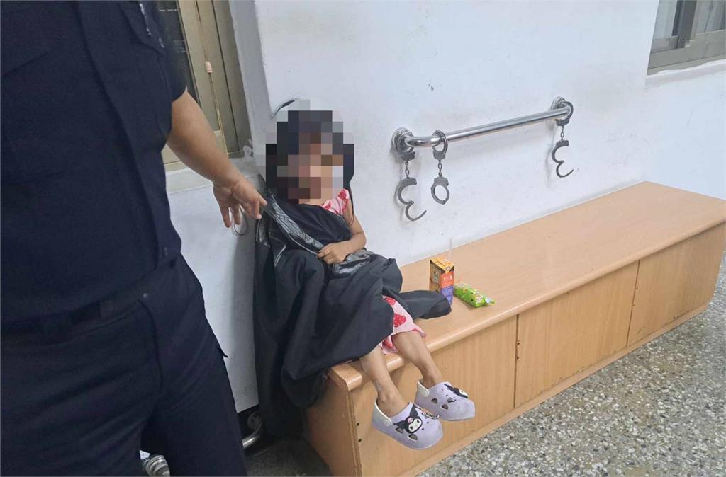 5歲女童冒雨騎三輪車找媽媽　熱心警陪尋母走遍大街小巷