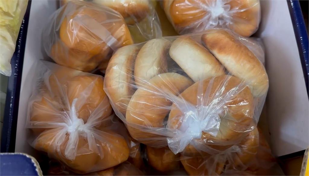 楊梅物資站竟領到「發霉麵包」？低收入戶怒喊：不被尊重