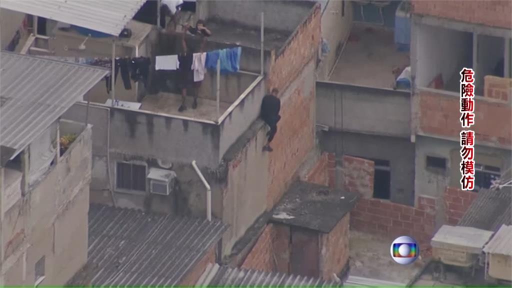 裝甲車直升機都出動！巴西警貧民窟抓毒販釀25死