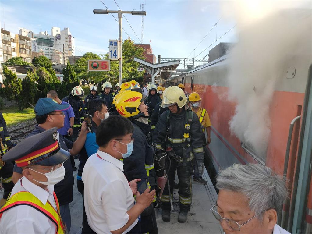 快新聞／自強號嘉義火車站冒煙停駛 消防搶救中、影響4450人