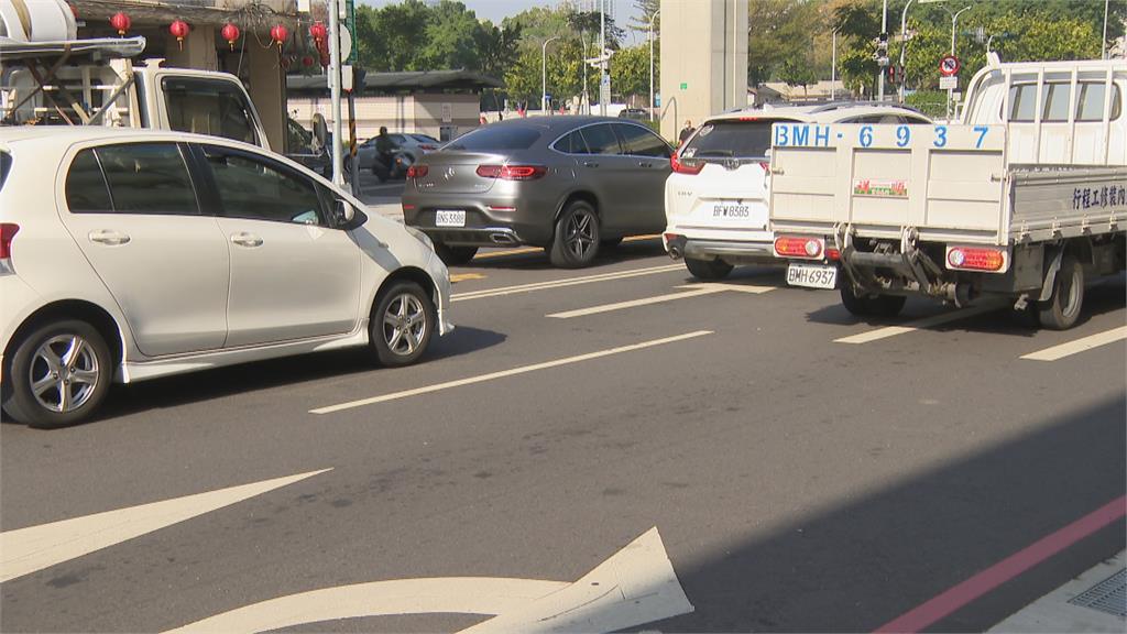 急煞釀車輛追撞　女駕駛想私了遭拒　竟嗆「我是總統府的人」