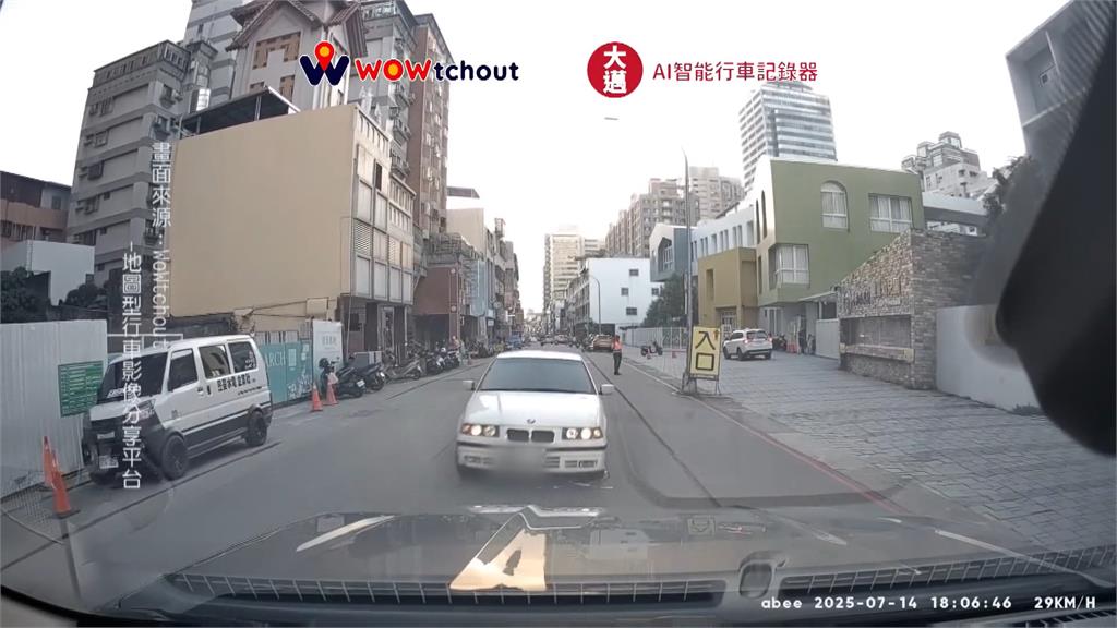新車才剛牽２週！慘遭逆向車撞上　台中男子路中氣憤飆罵
