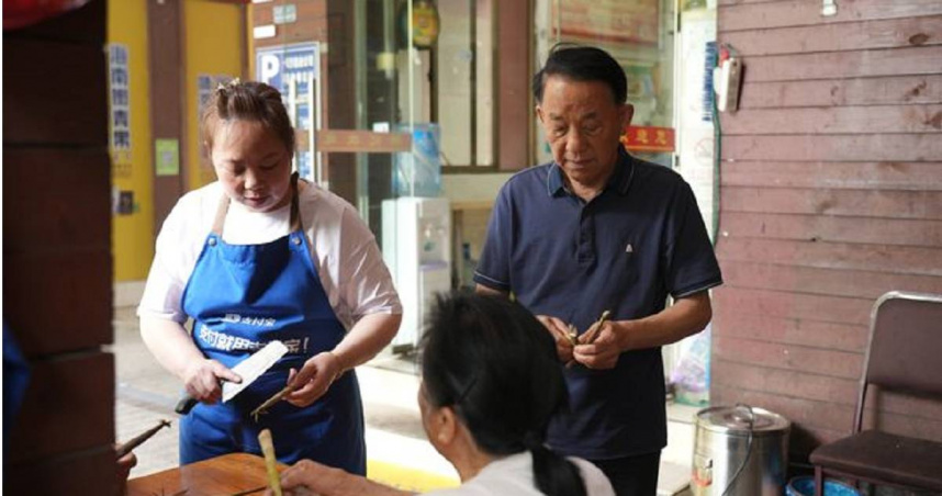 每天幫麵店鄰居洗碗、擦桌持續8年 熱心爺喊:給錢我不來