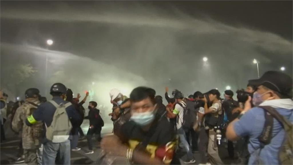 泰國反政府示威持續  警噴水柱驅散釀3人受傷