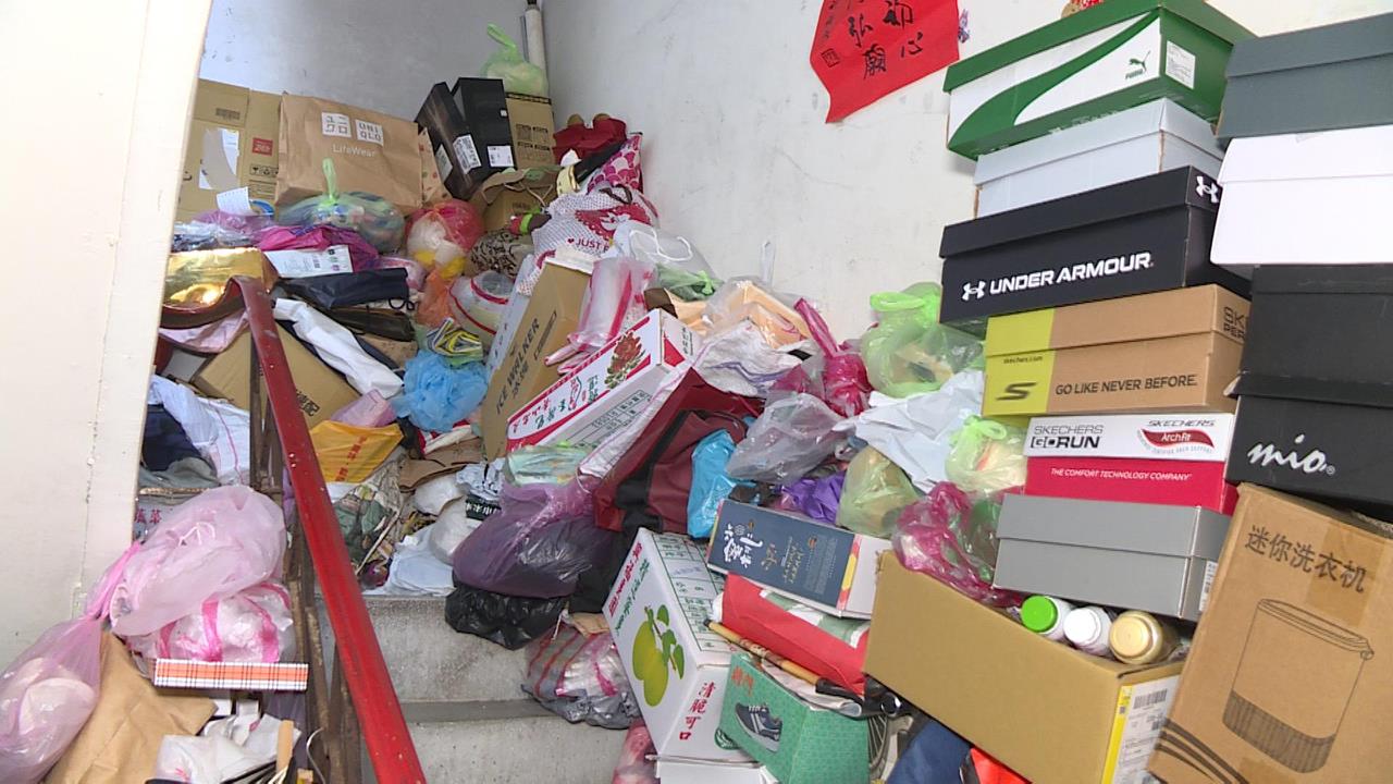 進出宛如老鼠鑽洞！　樓梯堆雜物進出就像障礙賽