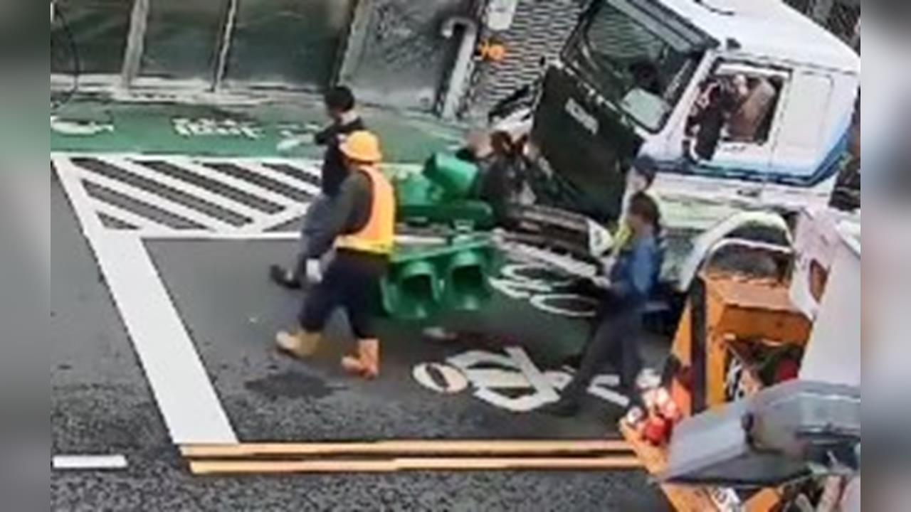 超離譜！紅綠燈不見了　竟是砂石車扯斷電線「順道載走」