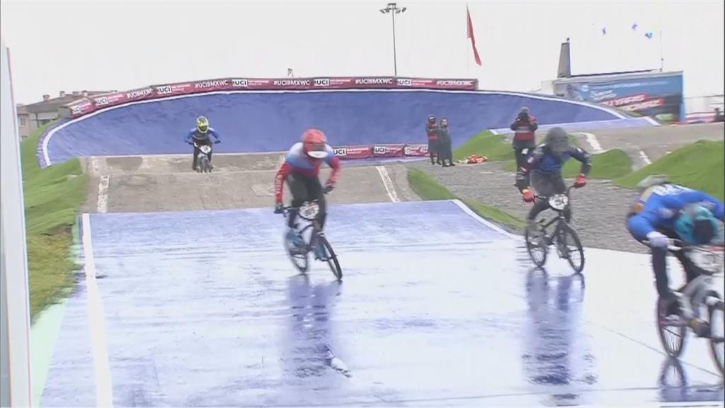 極限單車競速賽遇雨濕滑　選手過彎大摔車